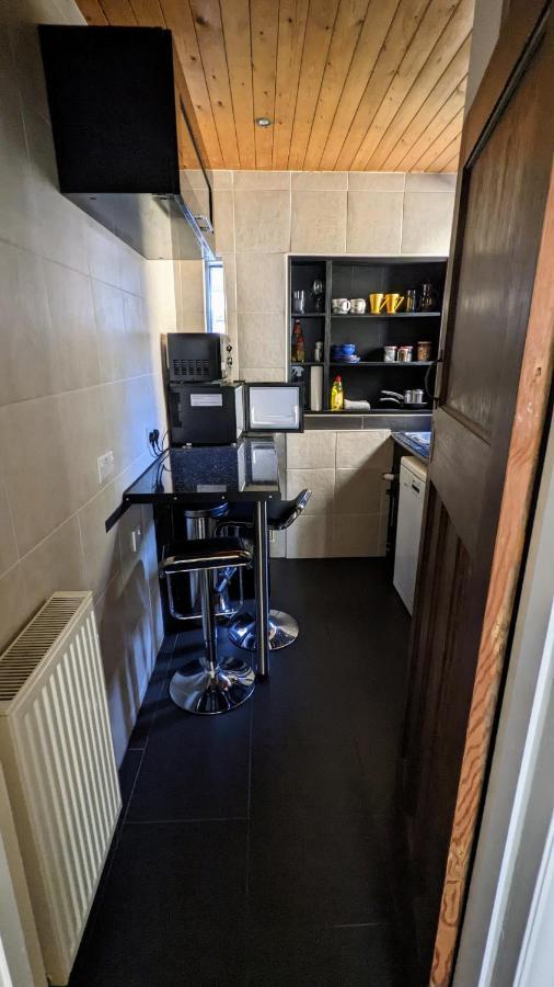 Apartamento Quiet Comfortable Patcham Studio Free Parking Hallway Shared With Host Brighton Exterior foto